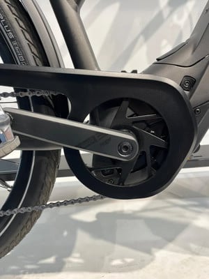 Detail eines E-Bikes mit Kette und Kurbelgarnitur.
