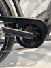 Detail eines E-Bikes mit Kette und Kurbelgarnitur.