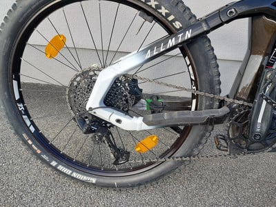 Hinterrad eines Mountain-E-Bikes mit Schaltwerk und Federung. Hinterrad eines Mountain-E-Bikes mit Schaltwerk und Federung.