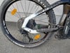 Hinterrad eines Mountain-E-Bikes mit Schaltwerk und Federung.