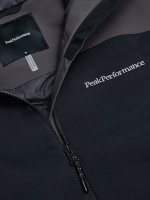 Detail einer Peak Performance Jacke mit Logo und Reißverschluss. Detail einer Peak Performance Jacke mit Logo und Reißverschluss.