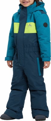 Kind im dunkelblauen Winteroverall mit leuchtend gelbem Streifen und blauem Logo. Kind im dunkelblauen Winteroverall mit leuchtend gelbem Streifen und blauem Logo.