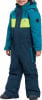 Kind im dunkelblauen Winteroverall mit leuchtend gelbem Streifen und blauem Logo.