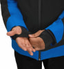 Ein Mann passt den Ärmel einer Jacke mit Daumenloch an.