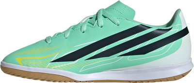 Grüne Adidas Hallenfußballschuhe mit dunklen Streifen und gelben Akzenten. Grüne Adidas Hallenfußballschuhe mit dunklen Streifen und gelben Akzenten.