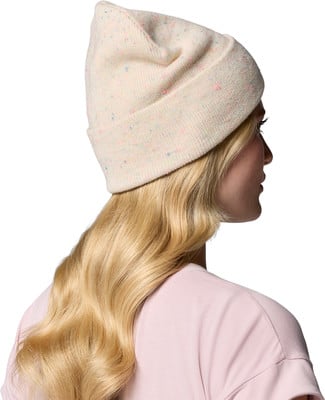 Mädchen in cremefarbener Mütze mit bunten Tupfen und rosa T-Shirt. Mädchen in cremefarbener Mütze mit bunten Tupfen und rosa T-Shirt.