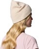 Mädchen in cremefarbener Mütze mit bunten Tupfen und rosa T-Shirt.