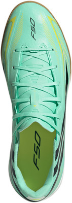 Oberansicht des mintgrünen Adidas F50 Fußballschuhs mit schwarzen Streifen. Oberansicht des mintgrünen Adidas F50 Fußballschuhs mit schwarzen Streifen.