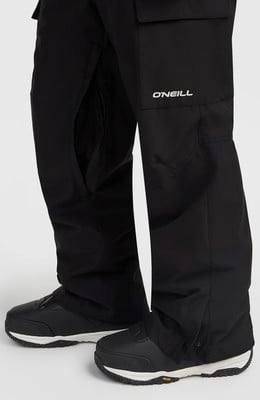 Schwarze Cargohosen mit O'Neill-Logo und Schuhen mit weißer Sohle.