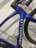 Blauer Pinarello Rennradrahmen mit weißem Schriftzug.
