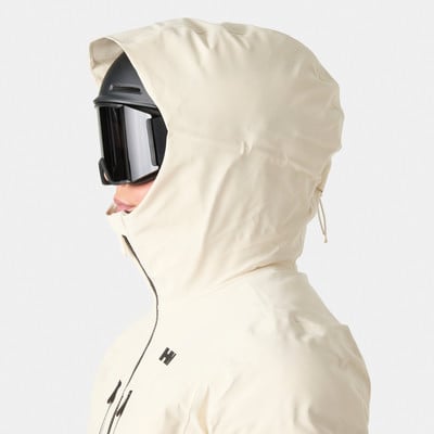 Mann in Skihut und Brille in beiger Kapuzenjacke. Mann in Skihut und Brille in beiger Kapuzenjacke.