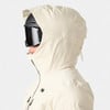 Mann in Skihut und Brille in beiger Kapuzenjacke.