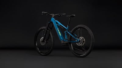 Blaues Cube Mountain E-Bike mit Federung und Scheibenbremsen. Blaues Cube Mountain E-Bike mit Federung und Scheibenbremsen.
