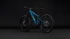 Blaues Cube Mountain E-Bike mit Federung und Scheibenbremsen.