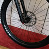 Vorderrad eines Mountainbikes mit Scheibenbremse und Rock Shox Federung