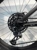 Hinterradschaltwerk mit Kassette und Kette am Fahrrad.