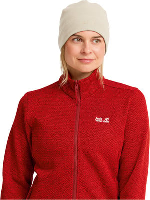 Frau in beige Mütze und roter Fleecejacke mit Jack Wolfskin Logo.