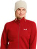 Frau in beige Mütze und roter Fleecejacke mit Jack Wolfskin Logo.