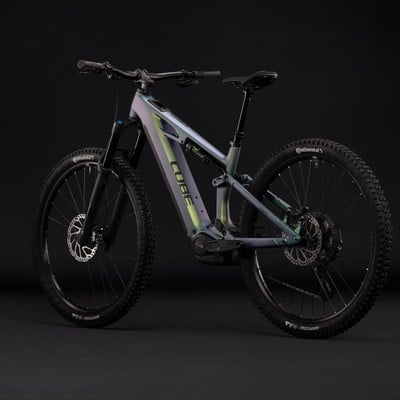 Ein vollgefedertes Cube E-Bike mit buntem Rahmen und schwarzen Rädern.