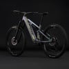 Ein vollgefedertes Cube E-Bike mit buntem Rahmen und schwarzen Rädern.