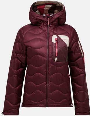 Weinrote Daunenjacke mit Kapuze und dekorativen Elementen. Weinrote Daunenjacke mit Kapuze und dekorativen Elementen.