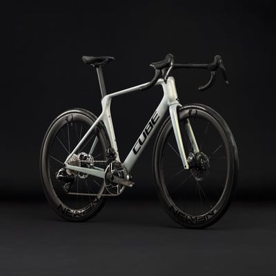 Ein elegantes weißes Rennrad der Marke CUBE mit Carbonfelgen. Ein elegantes weißes Rennrad der Marke CUBE mit Carbonfelgen.