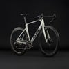 Ein elegantes weißes Rennrad der Marke CUBE mit Carbonfelgen.