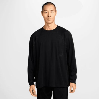 Ein Mann in einem schwarzen Langarmshirt mit kleinem Logo.