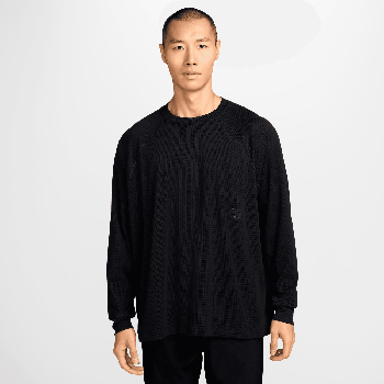 Ein Mann in einem schwarzen Langarmshirt mit kleinem Logo.