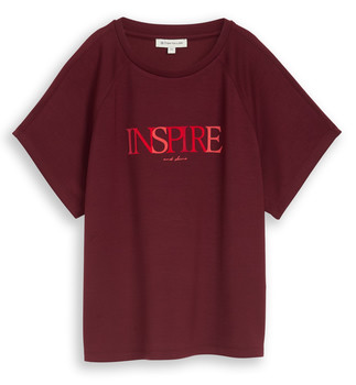 Bordó póló INSPIRE felirattal és apró and shine szöveggel.