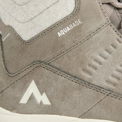 Schuhdetail mit Aquabase-Logo und Bergsymbol.