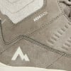 Schuhdetail mit Aquabase-Logo und Bergsymbol.
