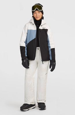 Skifahrerin in bunter Jacke und weißer Hose mit Brille. Skifahrerin in bunter Jacke und weißer Hose mit Brille.