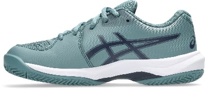 Blaue Tennisschuhe mit dunkelblauen Streifen und weißer Sohle. Blaue Tennisschuhe mit dunkelblauen Streifen und weißer Sohle.