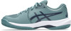 Blaue Tennisschuhe mit dunkelblauen Streifen und weißer Sohle.
