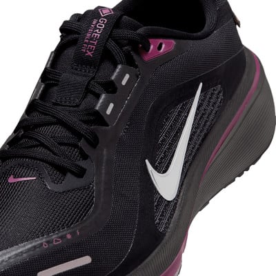 Detail eines schwarzen Nike Laufschuhs mit GORE-TEX-Logo und violetten Akzenten. Detail eines schwarzen Nike Laufschuhs mit GORE-TEX-Logo und violetten Akzenten.