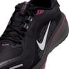 Detail eines schwarzen Nike Laufschuhs mit GORE-TEX-Logo und violetten Akzenten.
