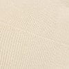 Detail eines cremefarbenen Strickmaterials mit feinem Muster.