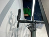 Detail eines Fahrradlenkers mit Lenkerband und Vorbau.