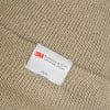 Nahaufnahme eines 3M Thinsulate-Etiketts auf Strickmaterial.