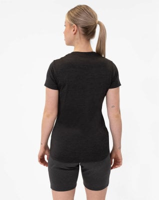Frau in schwarzem T-Shirt und dunkler Hose mit Pferdeschwanz. Frau in schwarzem T-Shirt und dunkler Hose mit Pferdeschwanz.