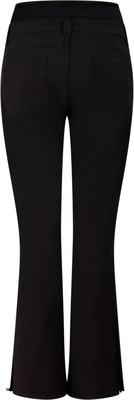 Schwarze Damenhose mit geschlitzten Beinabschlüssen und Gesäßtaschen. Schwarze Damenhose mit geschlitzten Beinabschlüssen und Gesäßtaschen.