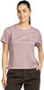 Frau in einem rosa T-Shirt mit Blumenapplikation auf der Tasche und brauner Hose.