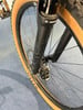 Vorderes Mountainbike-Rad mit Rock Shox Gabel und braunem Maxxis Reifen.