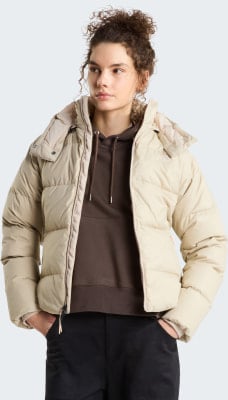 Frau in beige Daunenjacke und brauner Kapuzenpullover. Frau in beige Daunenjacke und brauner Kapuzenpullover.