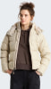 Frau in beige Daunenjacke und brauner Kapuzenpullover.