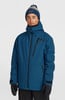 Ein Mann in einer blauen Skijacke und einer gestreiften Bommelmütze.