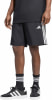 Mann in schwarzem T-Shirt und Shorts mit weißen Adidas-Streifen.