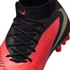 Detail eines Nike-Fußballschuhs mit schwarzen Schnürsenkeln und rotem Detail.