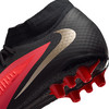 Detailansicht eines schwarzen Fußballschuhs mit roten Akzenten und Nike-Logo.